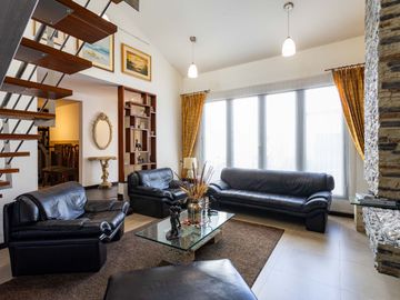 VENTA AMPLIA CASA CERCA A C.C. BULEVAR