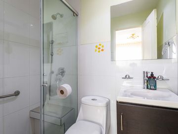 VENTA AMPLIA CASA CERCA A C.C. BULEVAR