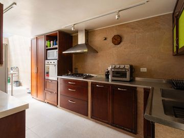 VENTA AMPLIA CASA CERCA A C.C. BULEVAR