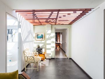 VENTA AMPLIA CASA CERCA A C.C. BULEVAR