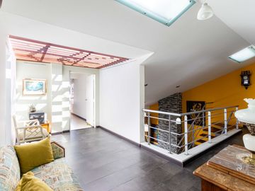 VENTA AMPLIA CASA CERCA A C.C. BULEVAR