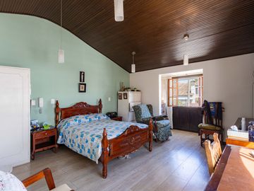 VENTA AMPLIA CASA CERCA A C.C. BULEVAR
