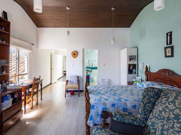VENTA AMPLIA CASA CERCA A C.C. BULEVAR