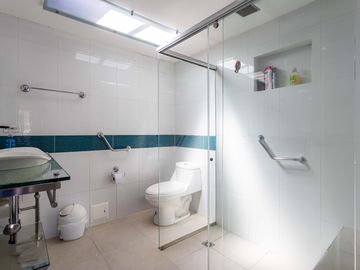 VENTA AMPLIA CASA CERCA A C.C. BULEVAR