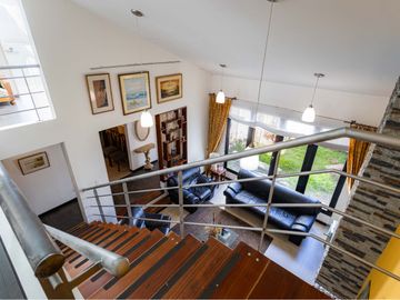 VENTA AMPLIA CASA CERCA A C.C. BULEVAR