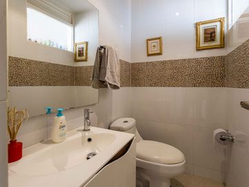 VENTA AMPLIA CASA CERCA A C.C. BULEVAR