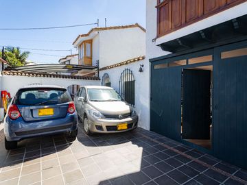 VENTA AMPLIA CASA CERCA A C.C. BULEVAR