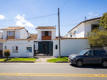 VENTA AMPLIA CASA CERCA A C.C. BULEVAR
