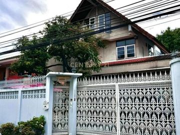 3-story detached house for sale in Sathorn area near Soi Narathiwat Ratchanakarin. Usable area 96 sq m. No.55-HH-67070
