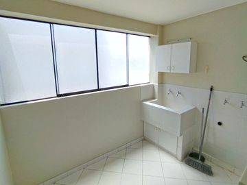 Se Vende Elegante Departamento C/Estacionamiento Y Depósito En Urb. Corpac San Isidro