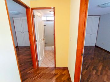 Se Vende Elegante Departamento C/Estacionamiento Y Depósito En Urb. Corpac San Isidro