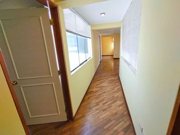 Se Vende Elegante Departamento C/Estacionamiento Y Depósito En Urb. Corpac San Isidro