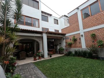 Venta de Hermosa Casa en Urb. Los Rosales Surco