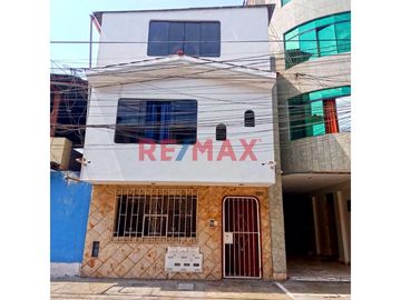 Atención Inversionistas: Se Vende Céntrica Casa De 3 Pisos En Villa Maria Del Triunfo, A 2 Cuadras De Pista Nueva Y Av El Triunfo.