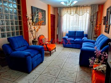 Atención Inversionistas: Se Vende Céntrica Casa De 3 Pisos En Villa Maria Del Triunfo, A 2 Cuadras De Pista Nueva Y Av El Triunfo.