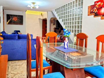Atención Inversionistas: Se Vende Céntrica Casa De 3 Pisos En Villa Maria Del Triunfo, A 2 Cuadras De Pista Nueva Y Av El Triunfo.