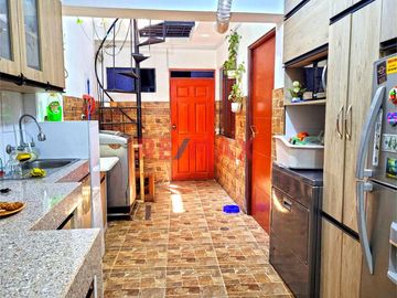 Atención Inversionistas: Se Vende Céntrica Casa De 3 Pisos En Villa Maria Del Triunfo, A 2 Cuadras De Pista Nueva Y Av El Triunfo.