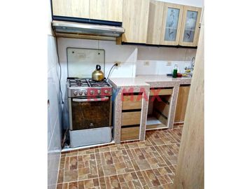 Atención Inversionistas: Se Vende Céntrica Casa De 3 Pisos En Villa Maria Del Triunfo, A 2 Cuadras De Pista Nueva Y Av El Triunfo.