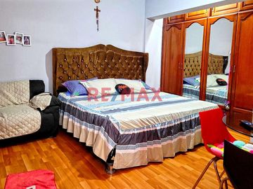 Atención Inversionistas: Se Vende Céntrica Casa De 3 Pisos En Villa Maria Del Triunfo, A 2 Cuadras De Pista Nueva Y Av El Triunfo.