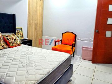 Atención Inversionistas: Se Vende Céntrica Casa De 3 Pisos En Villa Maria Del Triunfo, A 2 Cuadras De Pista Nueva Y Av El Triunfo.