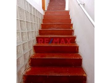 Atención Inversionistas: Se Vende Céntrica Casa De 3 Pisos En Villa Maria Del Triunfo, A 2 Cuadras De Pista Nueva Y Av El Triunfo.