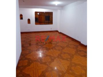 Atención Inversionistas: Se Vende Céntrica Casa De 3 Pisos En Villa Maria Del Triunfo, A 2 Cuadras De Pista Nueva Y Av El Triunfo.