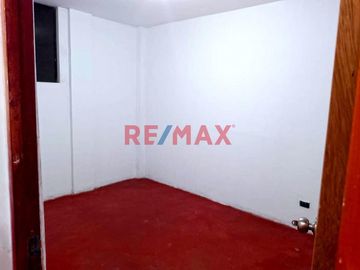 Atención Inversionistas: Se Vende Céntrica Casa De 3 Pisos En Villa Maria Del Triunfo, A 2 Cuadras De Pista Nueva Y Av El Triunfo.