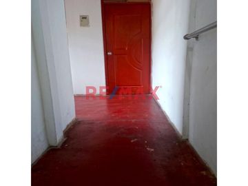 Atención Inversionistas: Se Vende Céntrica Casa De 3 Pisos En Villa Maria Del Triunfo, A 2 Cuadras De Pista Nueva Y Av El Triunfo.
