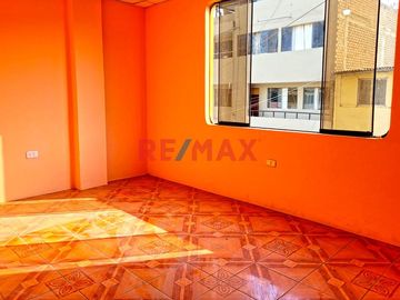 Atención Inversionistas: Se Vende Céntrica Casa De 3 Pisos En Villa Maria Del Triunfo, A 2 Cuadras De Pista Nueva Y Av El Triunfo.