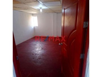 Atención Inversionistas: Se Vende Céntrica Casa De 3 Pisos En Villa Maria Del Triunfo, A 2 Cuadras De Pista Nueva Y Av El Triunfo.