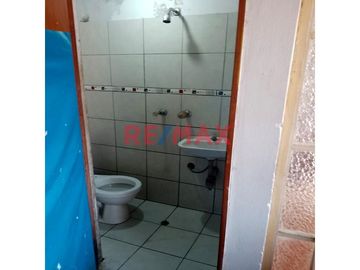 Atención Inversionistas: Se Vende Céntrica Casa De 3 Pisos En Villa Maria Del Triunfo, A 2 Cuadras De Pista Nueva Y Av El Triunfo.