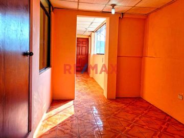 Atención Inversionistas: Se Vende Céntrica Casa De 3 Pisos En Villa Maria Del Triunfo, A 2 Cuadras De Pista Nueva Y Av El Triunfo.