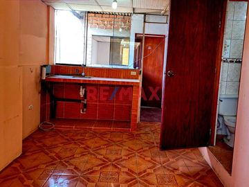 Atención Inversionistas: Se Vende Céntrica Casa De 3 Pisos En Villa Maria Del Triunfo, A 2 Cuadras De Pista Nueva Y Av El Triunfo.