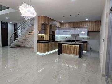 VENDO CASA DE TRES PISO EN ESTRENO EN BOULEVARD PARK PLAZA, CASTILLA