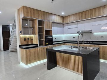 VENDO CASA DE TRES PISO EN ESTRENO EN BOULEVARD PARK PLAZA, CASTILLA