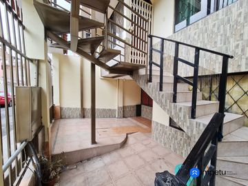 Casa rentera en venta tres departamentos