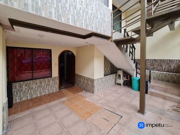 Casa rentera en venta tres departamentos