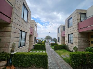 Tumbaco, Ubicado a 300 m de La Plaza Hilacril, Casa en Venta