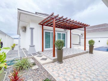 Luxury Pool Villa House with Fully-Fitted/Built-in and Ready to move in