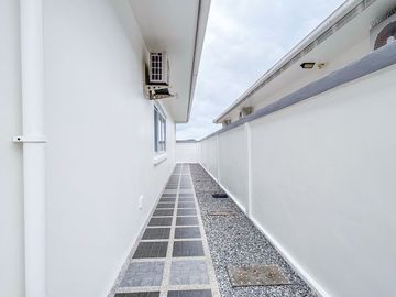Luxury Pool Villa House with Fully-Fitted/Built-in and Ready to move in