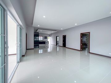 Luxury Pool Villa House with Fully-Fitted/Built-in and Ready to move in