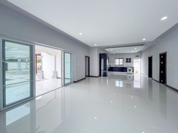 Luxury Pool Villa House with Fully-Fitted/Built-in and Ready to move in