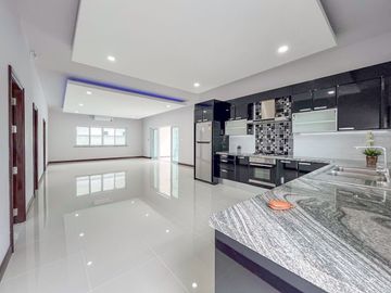 Luxury Pool Villa House with Fully-Fitted/Built-in and Ready to move in