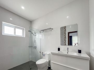 Luxury Pool Villa House with Fully-Fitted/Built-in and Ready to move in