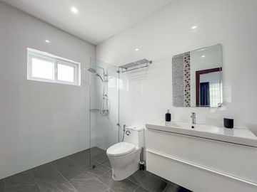 Luxury Pool Villa House with Fully-Fitted/Built-in and Ready to move in