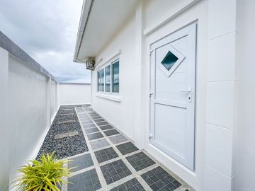 Luxury Pool Villa House with Fully-Fitted/Built-in and Ready to move in