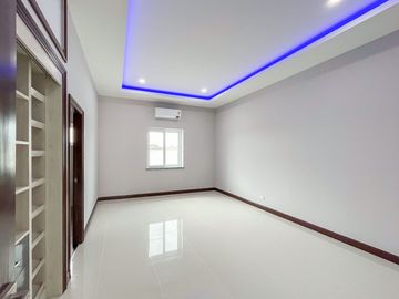 Luxury Pool Villa House with Fully-Fitted/Built-in and Ready to move in