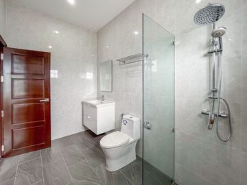 Luxury Pool Villa House with Fully-Fitted/Built-in and Ready to move in