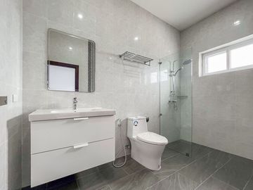 Luxury Pool Villa House with Fully-Fitted/Built-in and Ready to move in