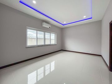Luxury Pool Villa House with Fully-Fitted/Built-in and Ready to move in